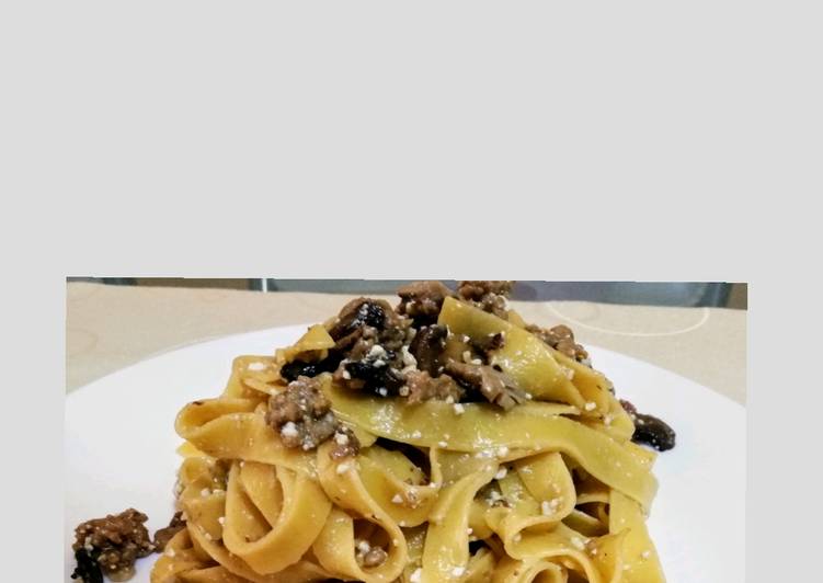 Tagliatelle con funghi porcini speck e salsiccia