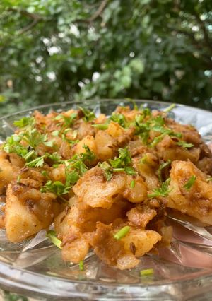 A picture of Ghee aloo jeera roast with anardana powder.