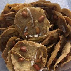 A picture of Crispy Rempeyek.