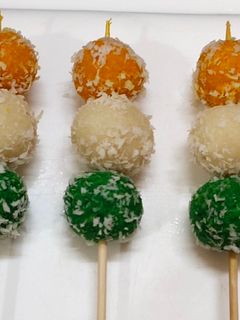 तिरंगा नारियल लड्डु (Tiranga nariyal ladoo recipe in Hindi) रेसिपी मुख्य फोटो