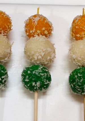 तिरंगा नारियल लड्डु (Tiranga nariyal ladoo recipe in Hindi) रेसिपी मुख्य फोटो