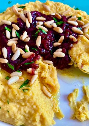 Foto di 119 • Faba greca con cipolle caramellate all'aceto balsamico e pinoli 🇬🇷
