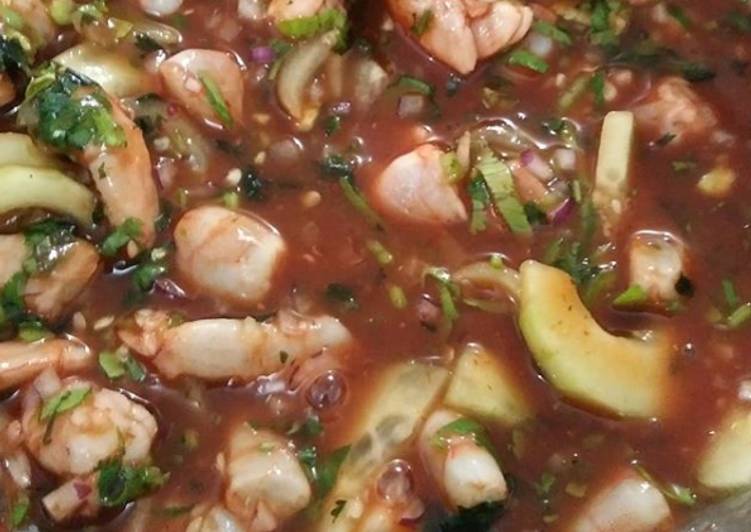 Keto Ceviche o cóctel de camarones bajo en carbohidratos