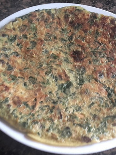 Una foto de Tortilla de espinaca y frutas secas