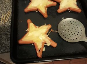 Una foto de Estrellas de salchicha con puré y queso