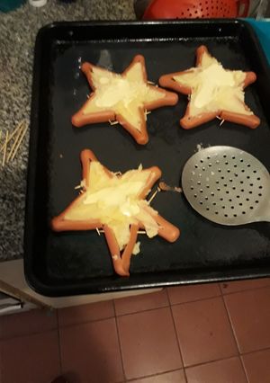 Una foto de Estrellas de salchicha con puré y queso