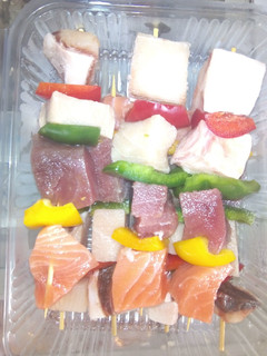 Una foto de Brochetas de pescado variado