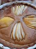 Tarta de crema de almendras con peras