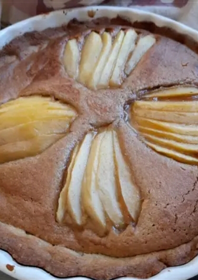 Una foto de Tarta de crema de almendras con peras