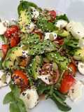 Ensalada de rúcula, tomate, palta y queso