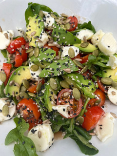 Una foto de Ensalada de rúcula, tomate, palta y queso