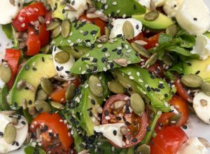 Una foto de Ensalada de rúcula, tomate, palta y queso