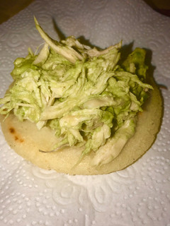 Una foto de Arepas con pollo y palta 🍗🥑