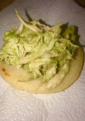 Una foto de Arepas con pollo y palta 🍗🥑