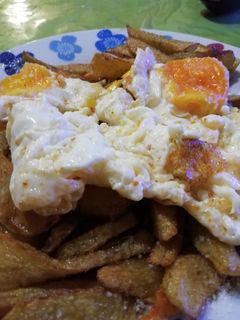 Una foto de Huevos rotos con patatas fritas