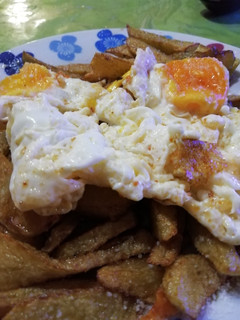 Una foto de Huevos rotos con patatas fritas