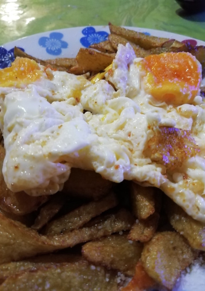 Una foto de Huevos rotos con patatas fritas