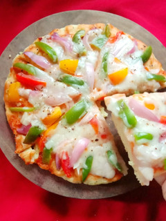 पिज़्ज़ा (Pizza recipe in Hindi) रेसिपी मुख्य फोटो
