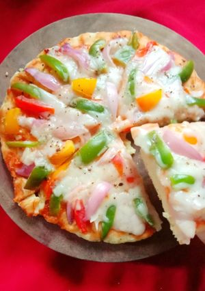 पिज़्ज़ा (Pizza recipe in Hindi) रेसिपी मुख्य फोटो