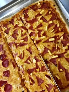 Una foto de Pizza de pepperoni y hawaiana