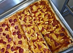 Una foto de Pizza de pepperoni y hawaiana