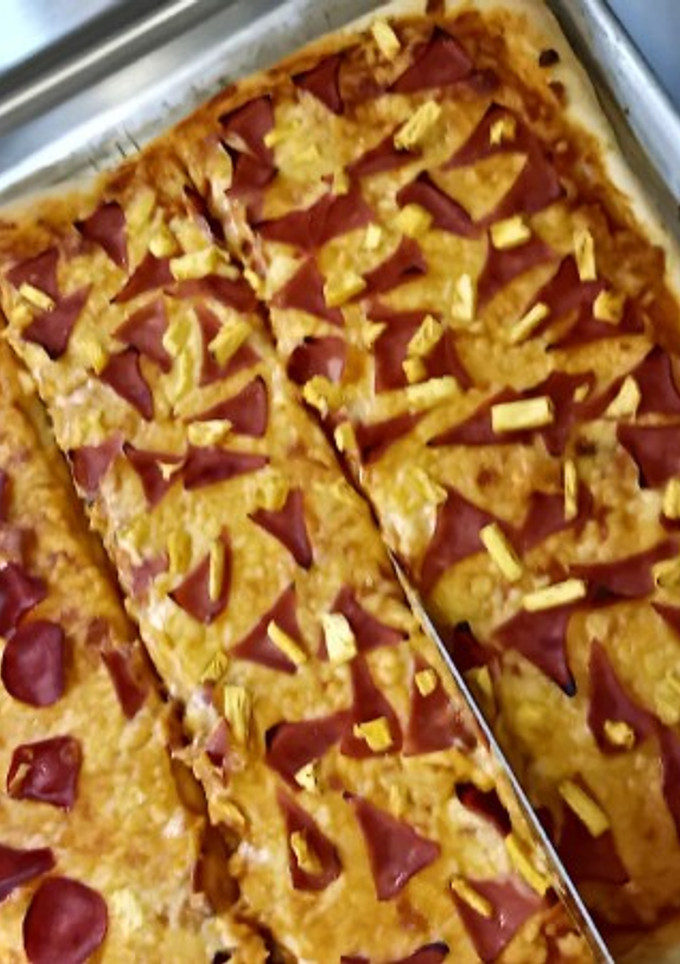 Una foto de Pizza de pepperoni y hawaiana