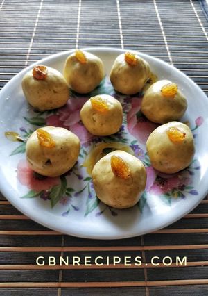 A picture of Besan Ladoo.