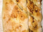 Una foto de pan con chicharrones con levadura de sobre
