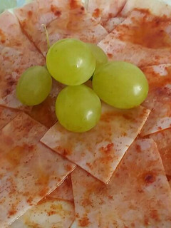 Una foto de Jamón braseado con pimentón dulce y uvas