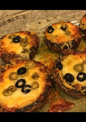 صورة لوصفة فطر محشي بالبيتزا 😋