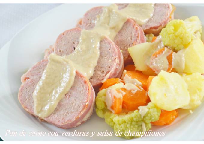 Rollo de carne y queso con verduras y salsa de champiñones