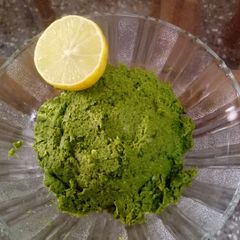 A picture of Green garlic chutney.