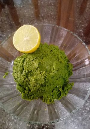 A picture of Green garlic chutney.