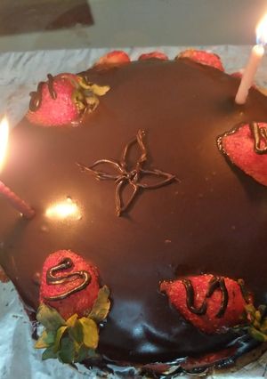 A picture of Chocolate strawberries cake.