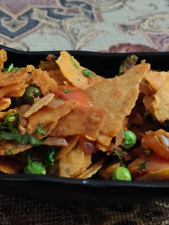 खाखरा चाट (Khakhra chaat recipe in hindi) रेसिपी मुख्य फोटो
