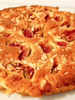 Una foto de Bizcocho de higos y almendras crujientes