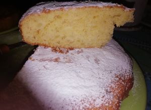Una foto de Torta húmeda de pera, manzana y naranja