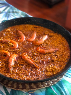 Una foto de Paella de marisco y gambón