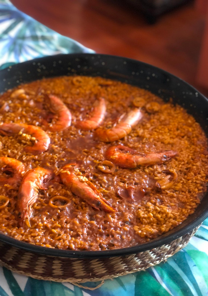 Una foto de Paella de marisco y gambón