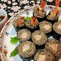 A picture of Soba noodle Roll Sushi with shrimp Tempura.