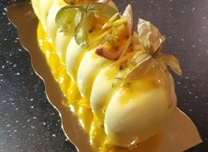 Une photo de Bûche mousse chocolat et crémeux mangue passion