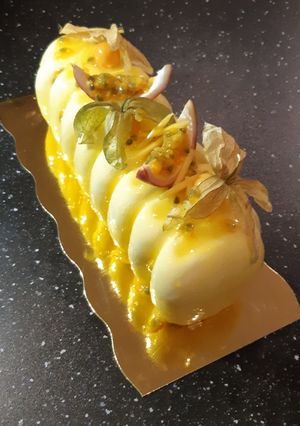 Une photo de Bûche mousse chocolat et crémeux mangue passion