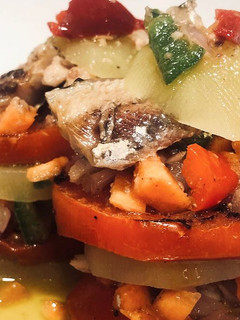 Una foto de Torre de patatas, tomate y sardinas