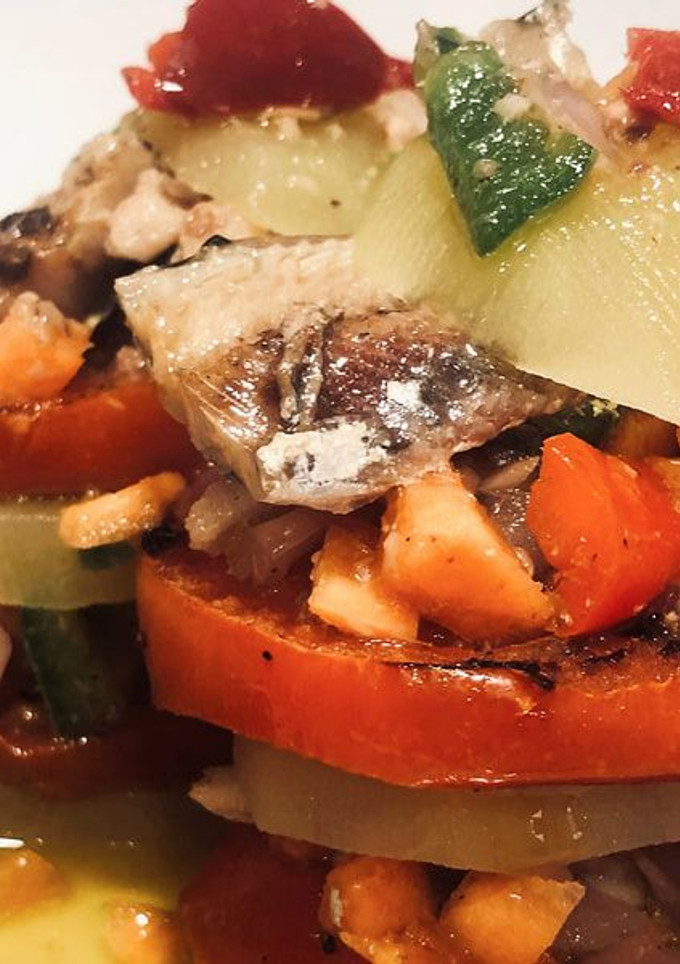 Una foto de Torre de patatas, tomate y sardinas