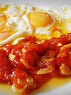 Una foto de Pimientos rojos caramelizados con Huevos fritos