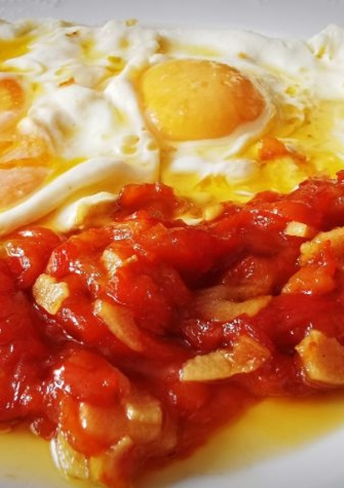 Una foto de Pimientos rojos caramelizados con Huevos fritos