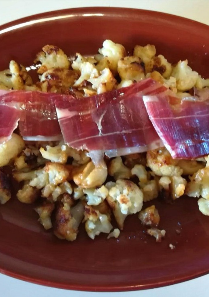 Una foto de Coliflor frita y jamón