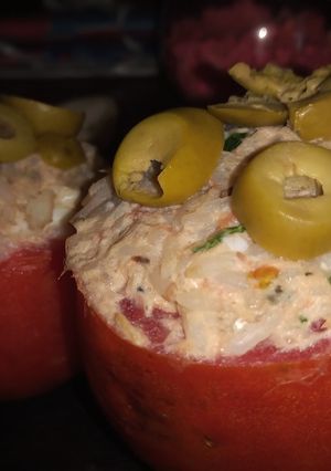 Una foto de 🍷Tomates Rellenitos!!🍅🥣