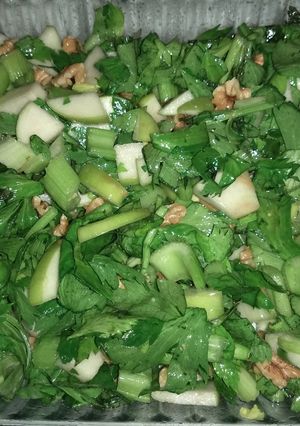 Una foto de Un consejo para la ensalada de apio, manzanas verdes y nueces