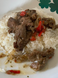 Una foto de Carne con cebolla y morrón